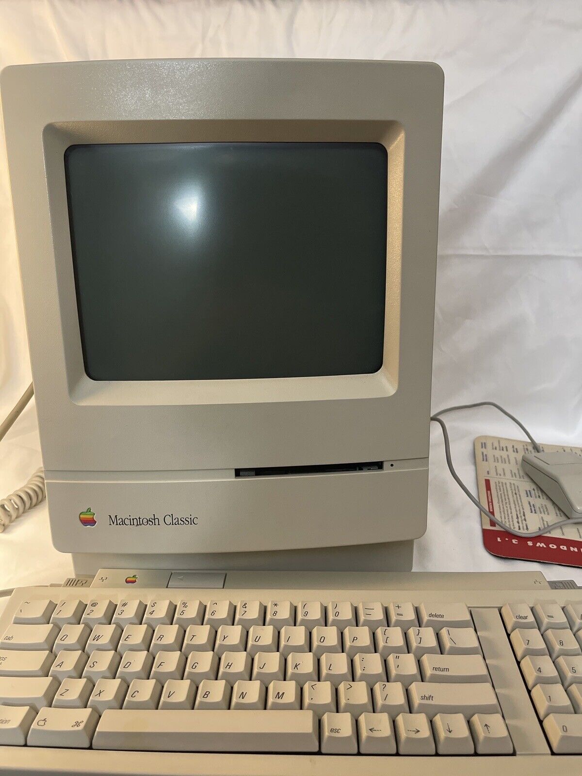 APPLE MACINTOSH CLASSIC M0420 COMPUTER VINTAGE MAC Come w Case, Mouse & Keyboard