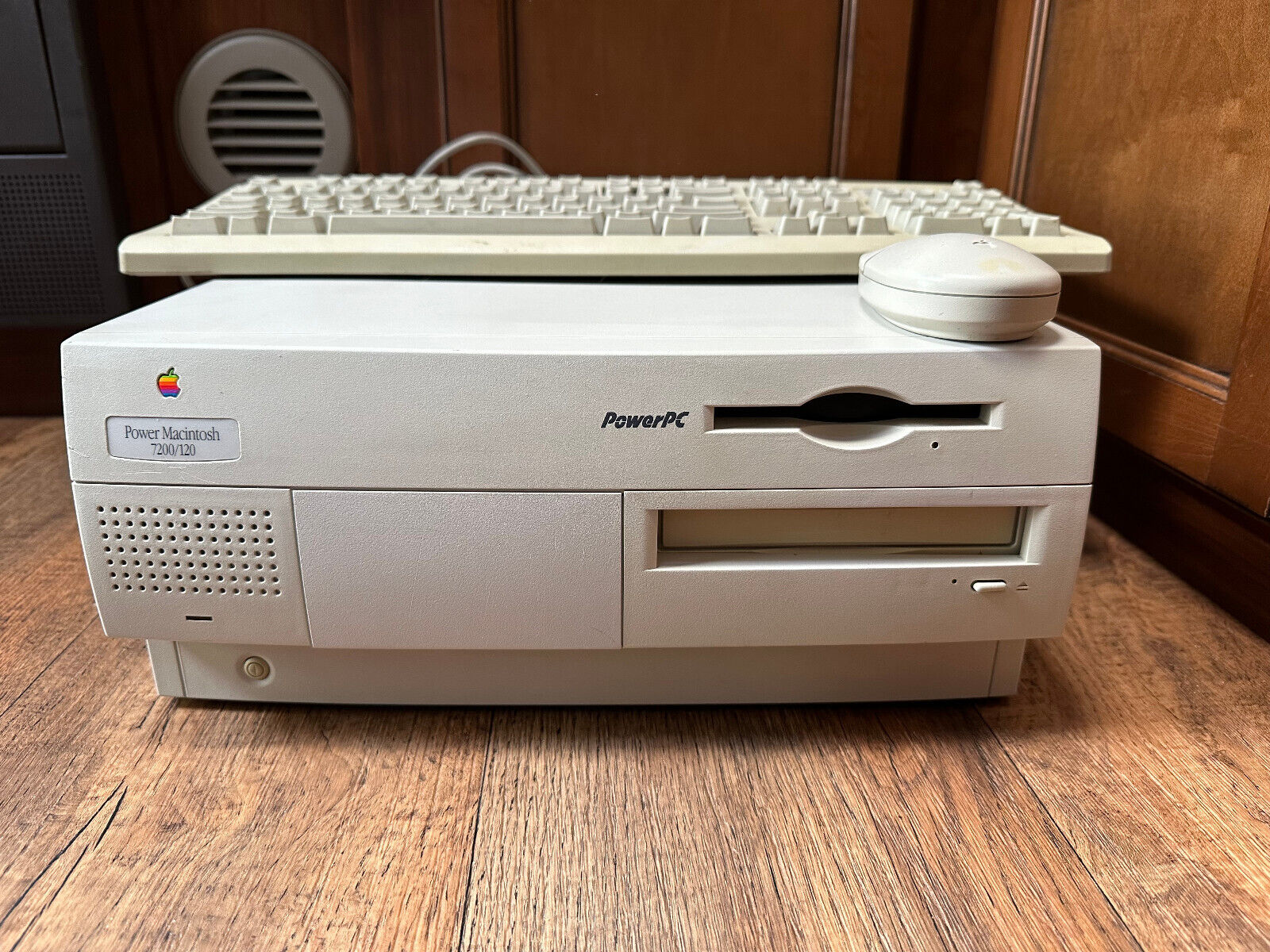 Apple Power Macintosh 7200/120 Vintage Desktop Computer 48MB RAM and 3MB VRAM