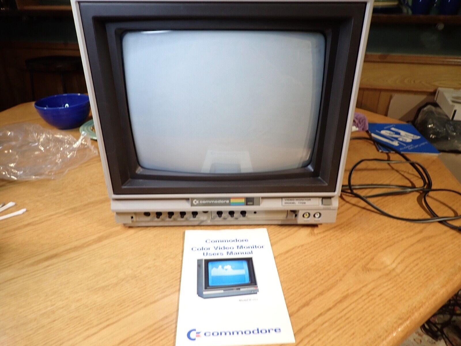 VINTAGE COMMODORE CRT COLOR VIDEO MONITOR 1702, BUILT-IN SPEAKERS RETRO GAMING