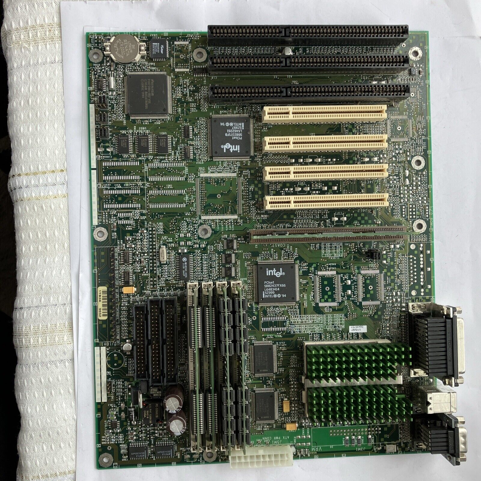 Motherboard Intel Socket 7 w/Pentium Processor vintage computer See Pic￼