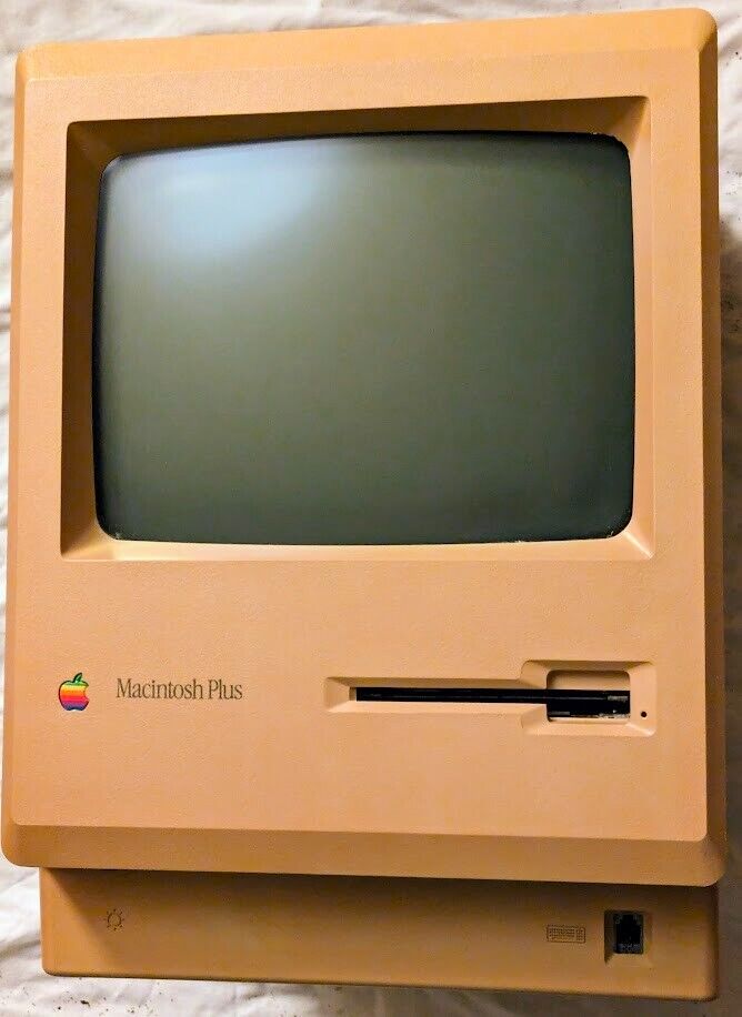 Vintage APPLE MACINTOSH PLUS - Apple MAC Model M0001A - No Power - Sold As Is